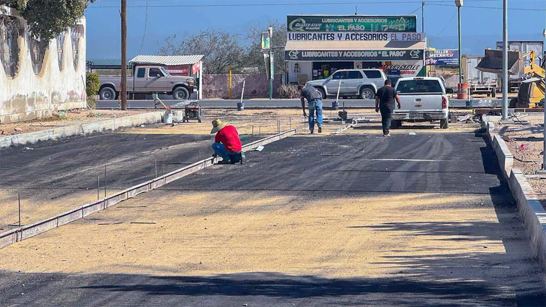 personas preparando la construcción de una calle